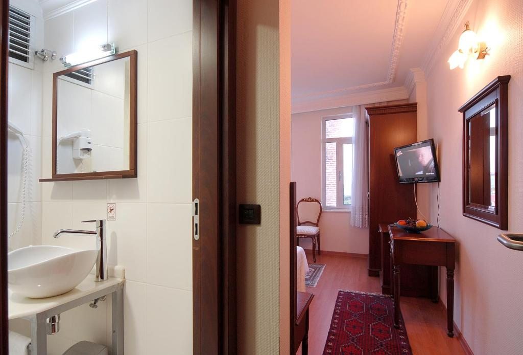 Семейный (Семейный люкс с гидромассажной ванной и видом на море) отеля Ada Hotel Istanbul, Стамбул