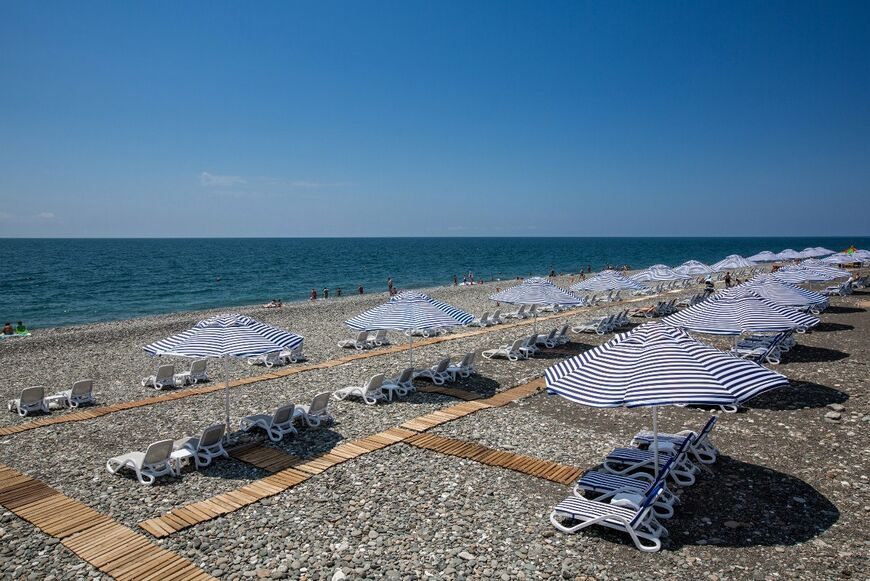 Пляж с lounge зоной, Отель Radisson Blu Resort and Congress Centre Sochi