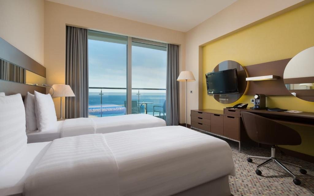 Двухместный (Улучшенный двухместный номер с 1 кроватью или 2 отдельными кроватями (Первая категория)) отеля Radisson Blu Resort and Congress Centre Sochi, Адлер