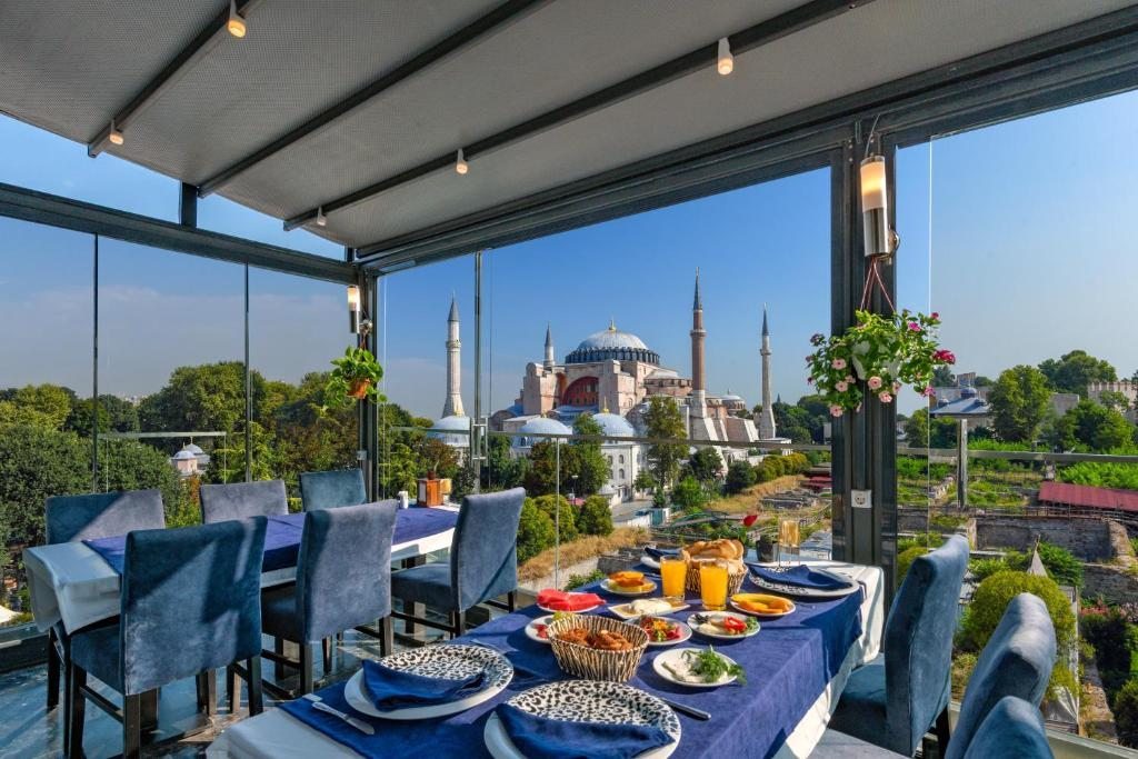 Семейный (Семейный номер с балконом и видом на море) отеля Aristocrat Hotel, Стамбул