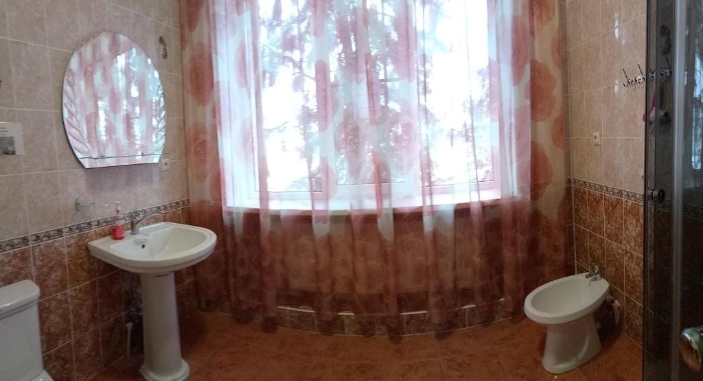 Семейный (Cемейный номер с собственной ванной комнатой) парк-отеля Изумруд, Мостовской