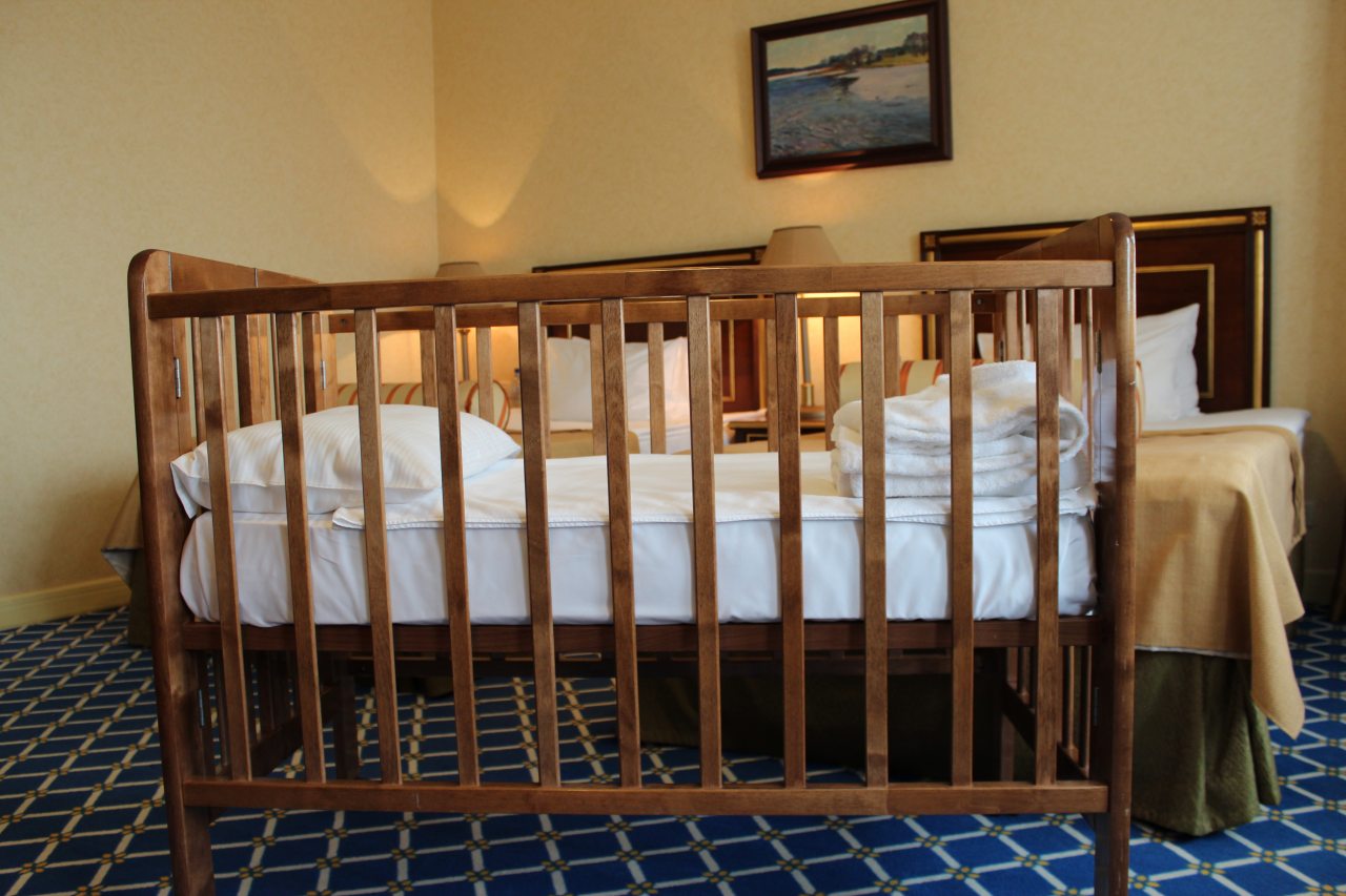 Детская кроватка, Отель Президент