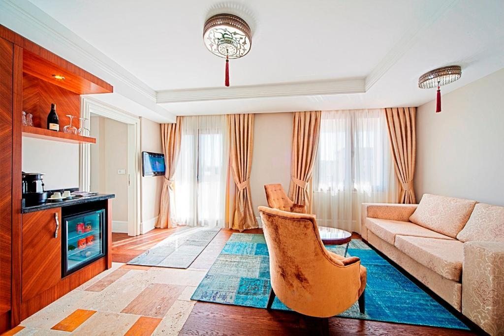 Сьюит (Люкс с кроватью размера «king-size» и видом на море) отеля Azade Suites, Стамбул