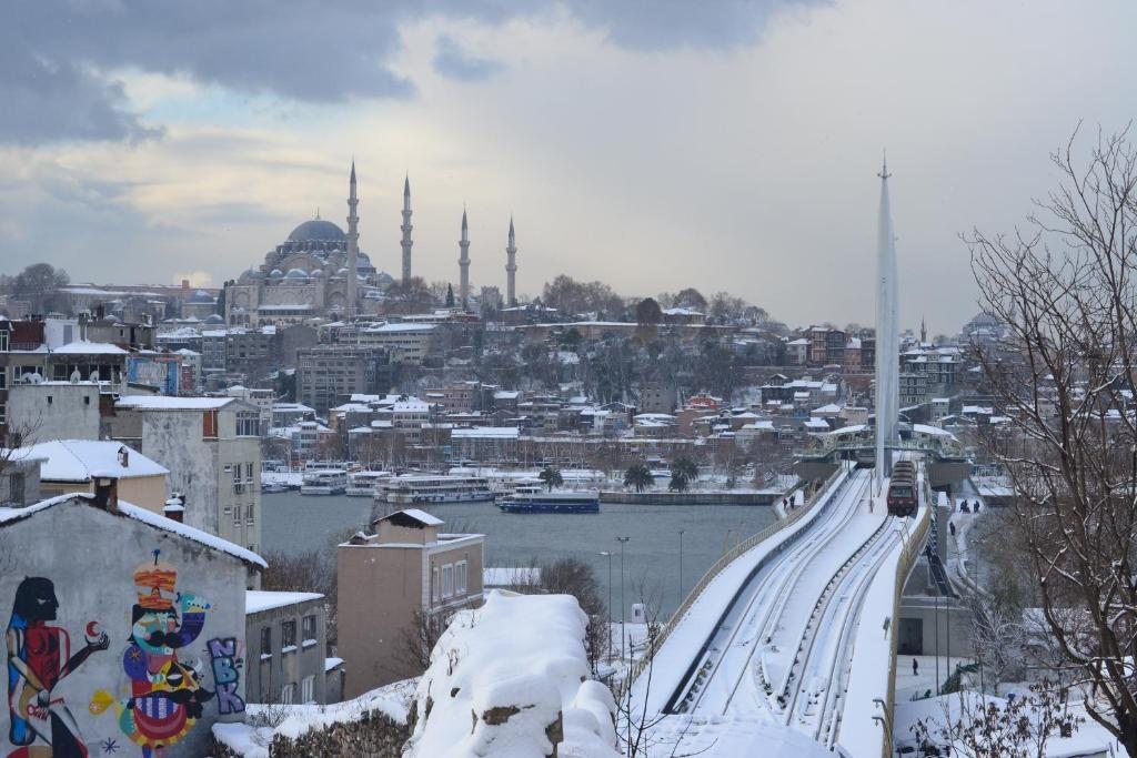 Четырехместный (Четырехместный номер с видом на море) отеля Blue Istanbul Hotel Taksim, Стамбул