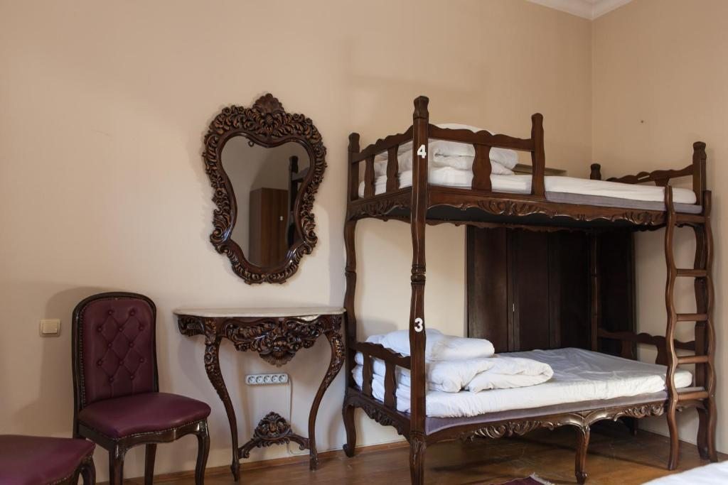 Номер (Кровать в общем 4-местном номере для мужчин и женщин) хостела Chambers of the Boheme, Стамбул