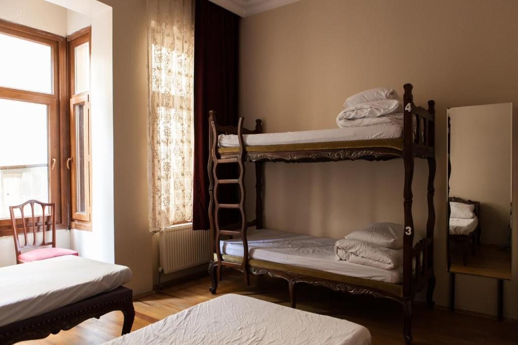 Номер (Кровать в общем номере для женщин с 4 кроватями) хостела Chambers of the Boheme, Стамбул