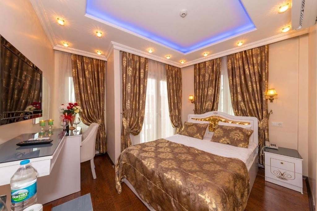 Двухместный (Двухместный номер Делюкс с 1 кроватью и балконом), Charm Hotel