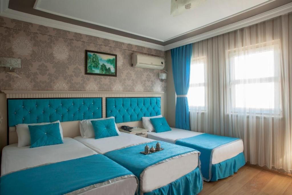 Трехместный (Классический люкс) отеля Grand Hurriyet Hotel, Стамбул