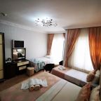 Семейный (Семейный номер), Hotel Broken Column