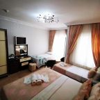 Семейный (Семейный номер), Hotel Broken Column