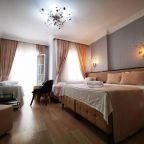 Семейный (Семейный номер), Hotel Broken Column