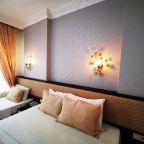Семейный (Семейный номер), Hotel Broken Column