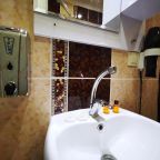 Семейный (Семейный номер), Hotel Broken Column