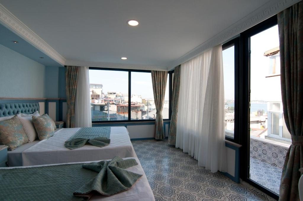 Сьюит (Пентхаус с балконом, вид на море) отеля Hotel El Blanco, Стамбул