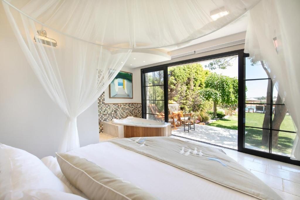 Сьюит (Люкс с гидромассажной ванной и видом на сад) отеля Alacati Kapari Hotel - Special Category, Алачати