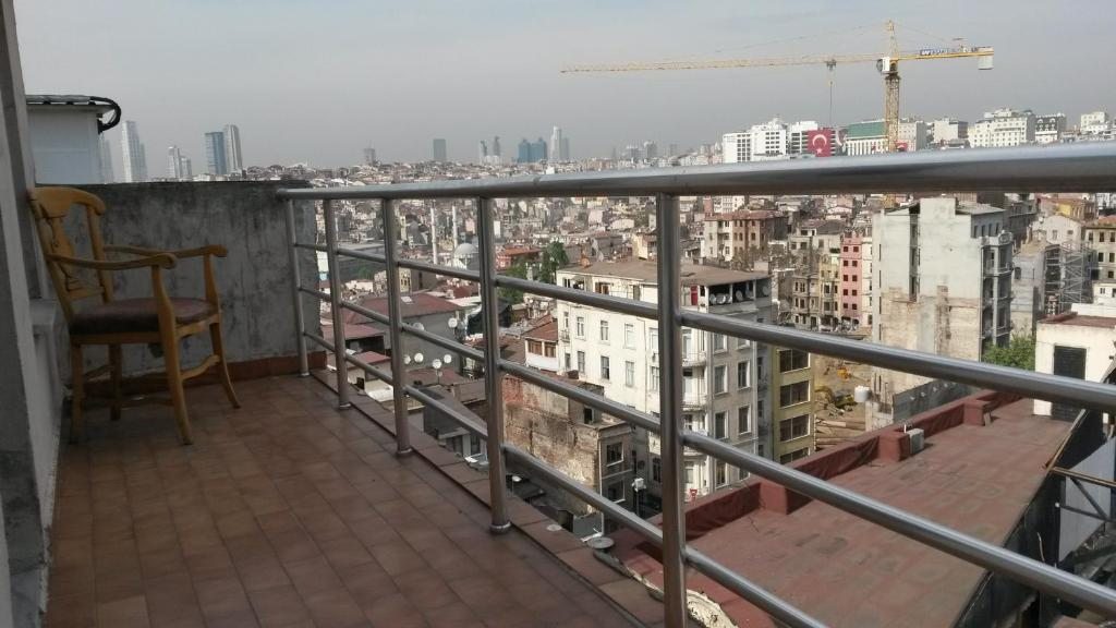 Трехместный (Трехместный номер с балконом) отеля Hotel Star, Стамбул