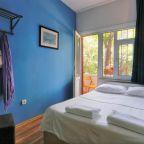 Двухместный (Небольшой двухместный номер с 1 кроватью и общей ванной комнатой), Hush Hostel Lounge