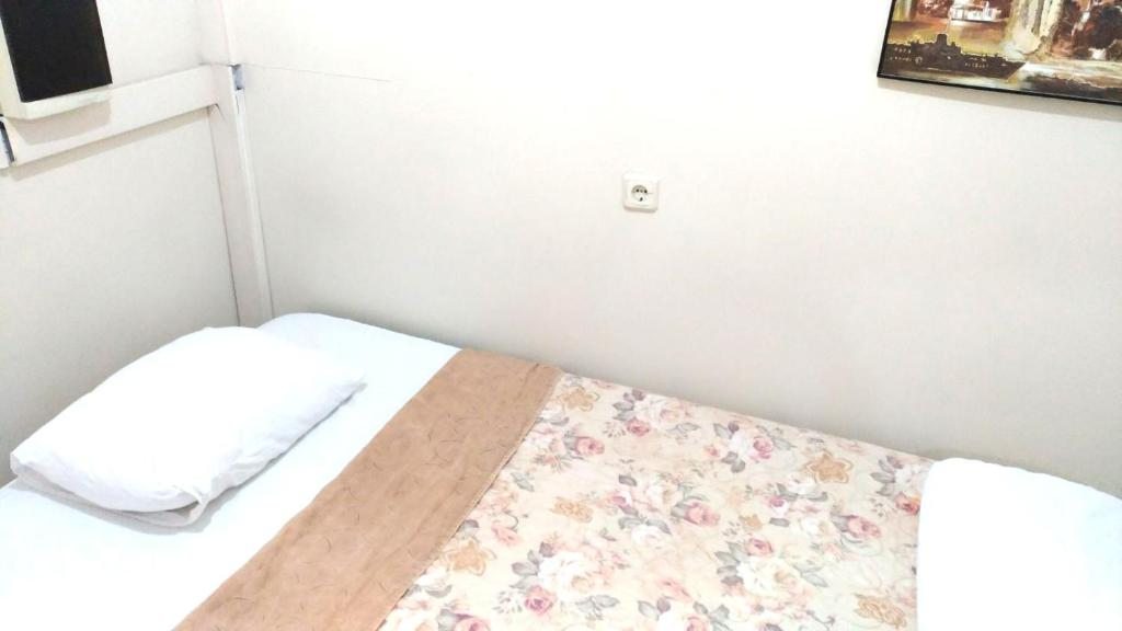 Номер (Односпальная кровать в общем мужском номере) хостела Kevin's Hostel, Стамбул