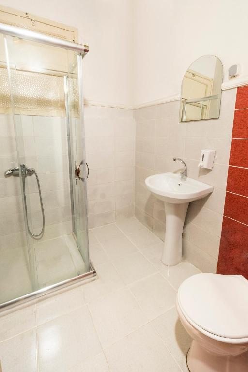 Двухместный (Двухместный номер с 2 отдельными кроватями и общей ванной комнатой) хостела Levanten Hostel, Стамбул