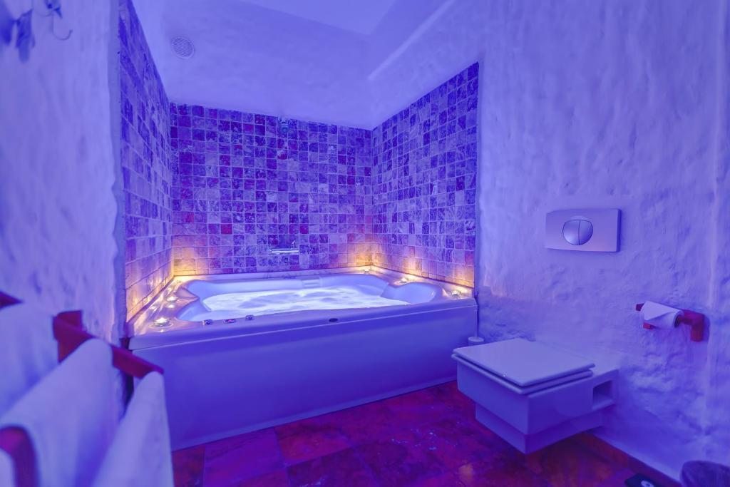Двухместный (Двухместный номер Делюкс с 1 кроватью, гидромассажной ванной и эркером) отеля Lale Lodge Hotel, Алачати