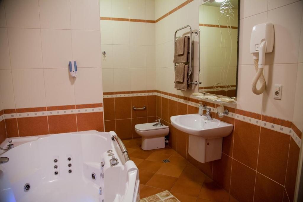 Сьюит (Полулюкс «Комфорт» с гидромассажной ванной) отеля Эльдорадо на Энгельса