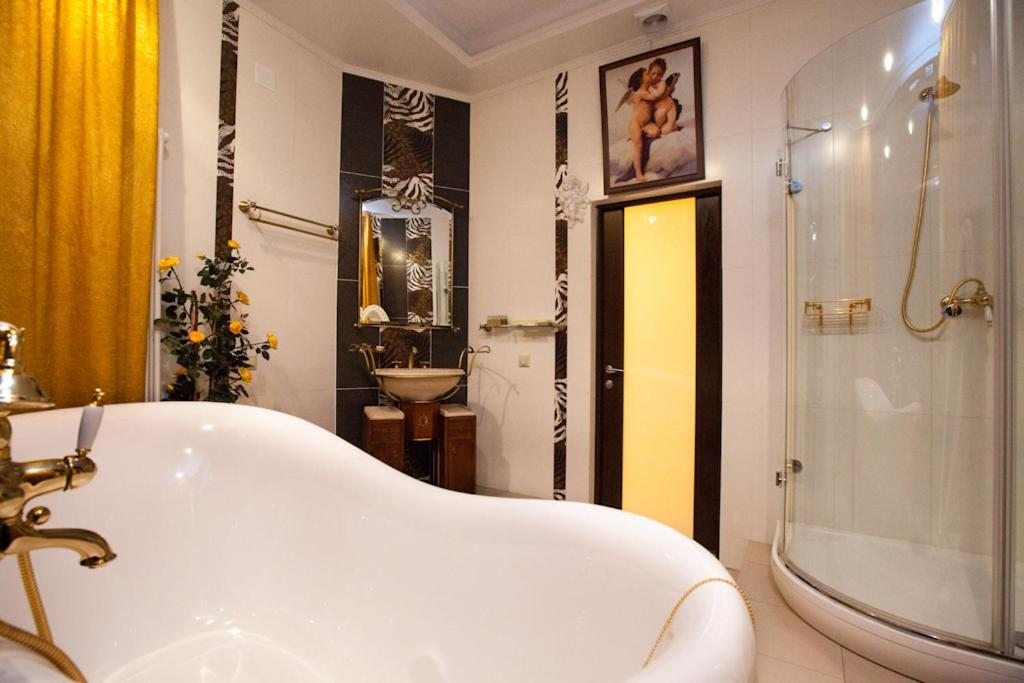 Ванная комната в люксе "Париж". Мини-отель Триумф Палас Бутик Отель