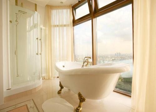ванная комната в люксе "Париж". Мини-отель Триумф Палас Бутик Отель