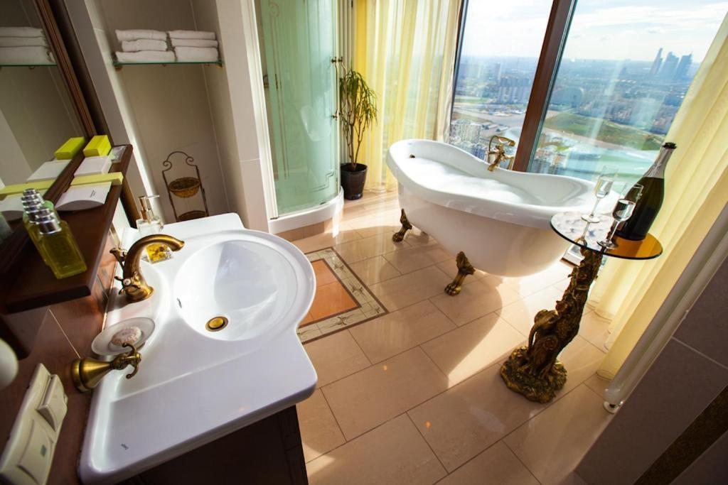 ванная комната в люксе "Париж". Мини-отель Триумф Палас Бутик Отель