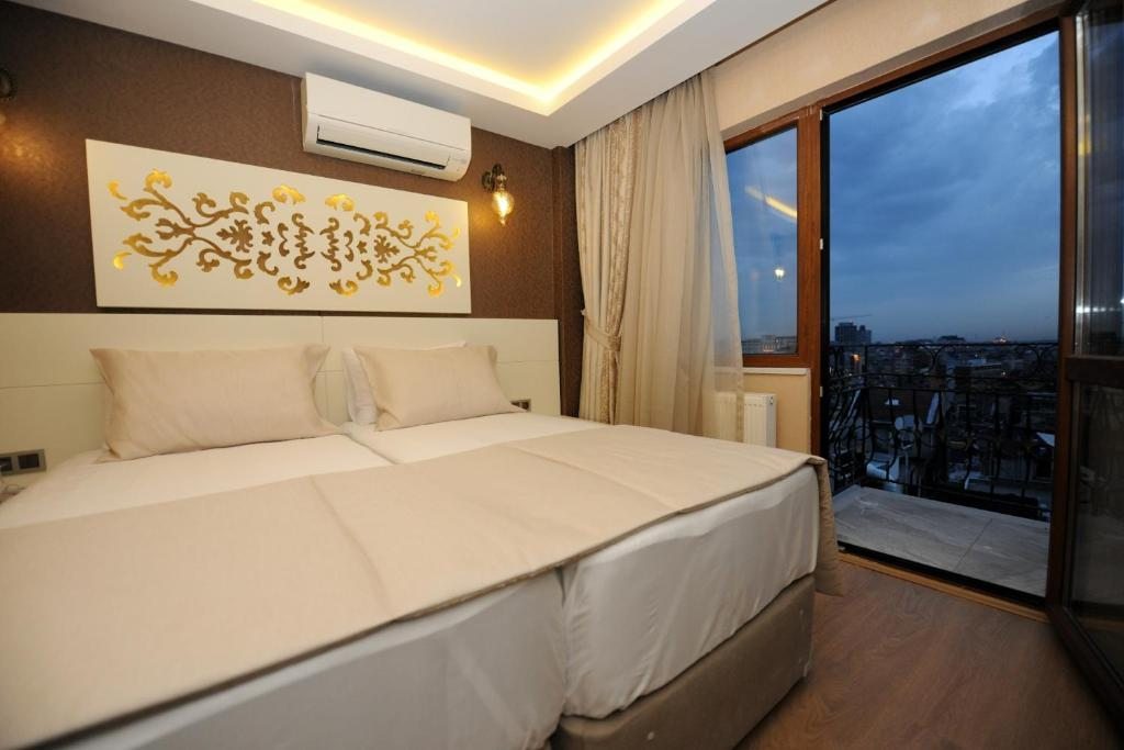 Двухместный (Стандартный двухместный номер с 1 кроватью или 2 отдельными кроватями и балконом) отеля Rooms Inn Taxim, Стамбул