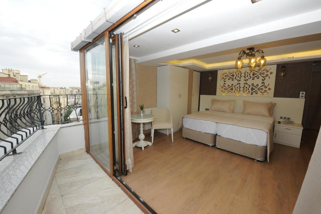 Двухместный (Улучшенный двухместный номер с 1 кроватью или 2 отдельными кроватями и балконом) отеля Rooms Inn Taxim, Стамбул