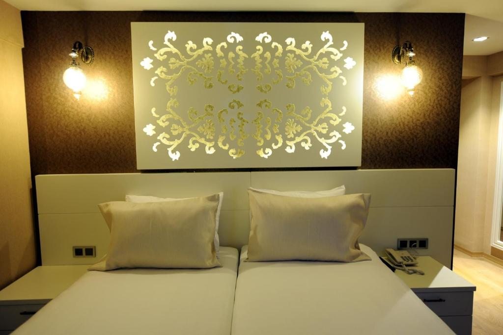 Трехместный (Улучшенный трехместный номер с балконом) отеля Rooms Inn Taxim, Стамбул