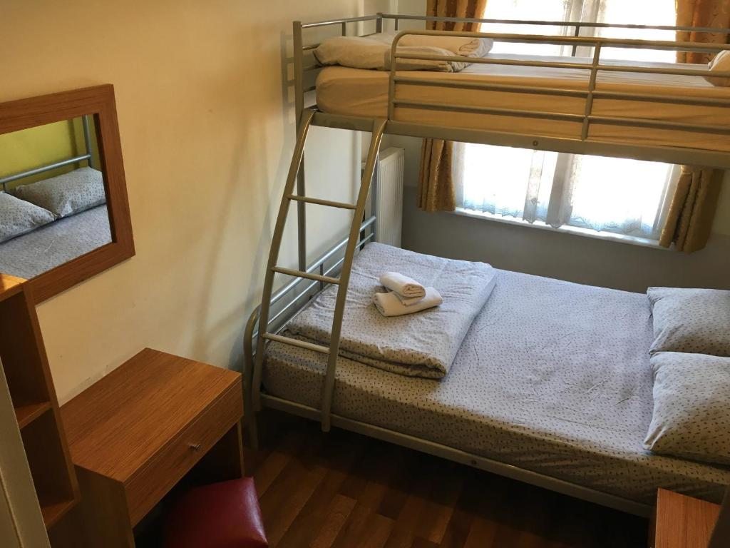 Трехместный (Трехместный номер эконом-класса с общей ванной комнатой), Second Home Hostel