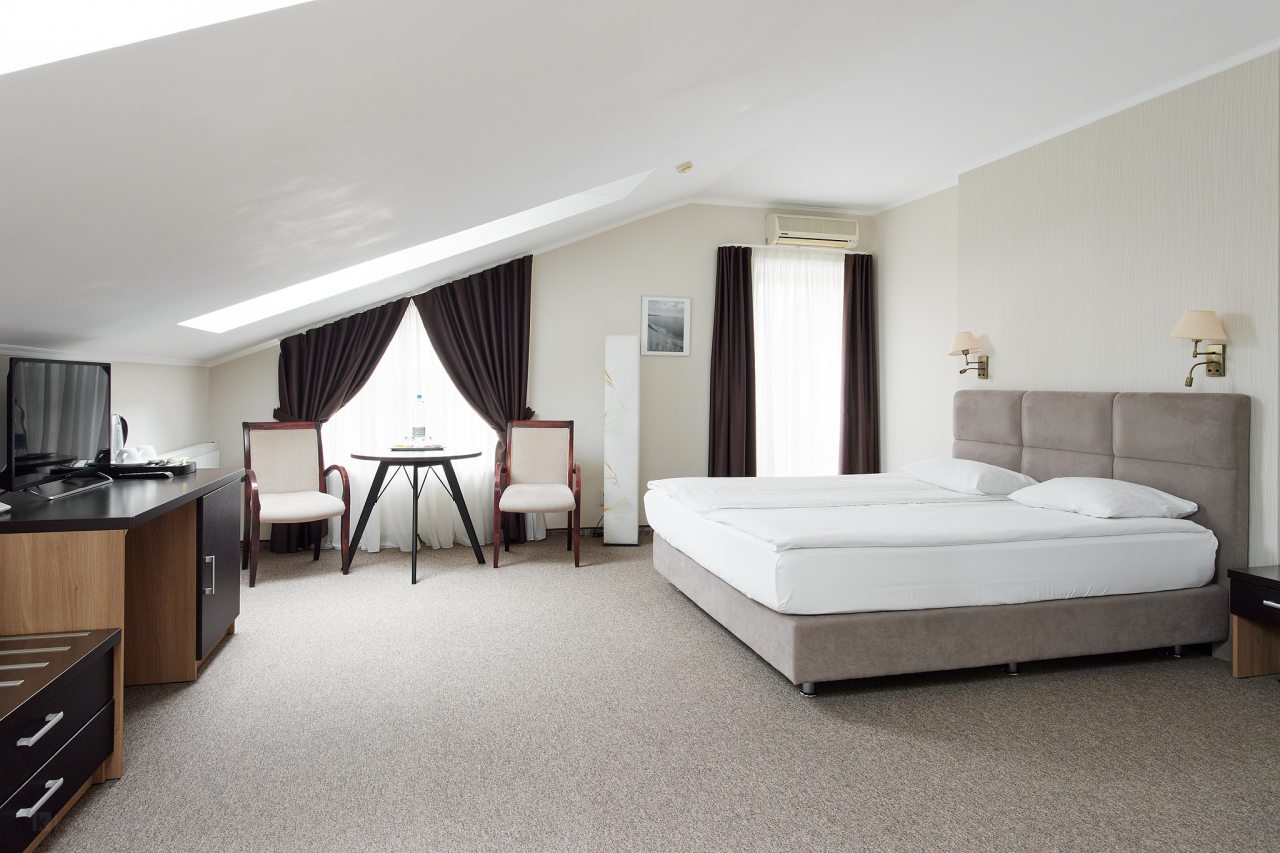 Двухместный (Улучшенный двухместный номер с 1 кроватью - Мансарда) отеля Кристалл, Зеленоградск