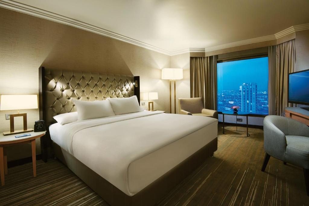 Сьюит (Суперлюкс с кроватью размера «king-size» и доступом в лаундж) отеля Ankara HiltonSA, Анкара