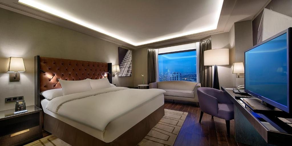 Трехместный (Представительский номер Делюкс с кроватью размера «king-size» и доступом в лаундж) отеля Ankara HiltonSA, Анкара