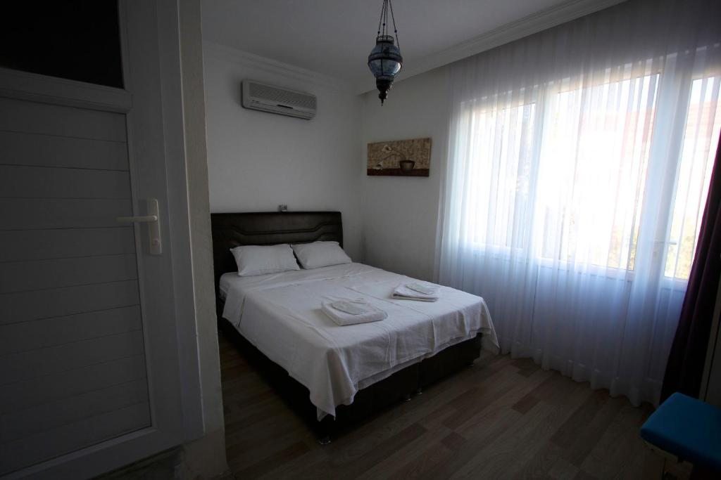 Двухместный (Двухместный номер Делюкс с 1 кроватью и балконом, вид на море) гостевого дома Yildirim Guesthouse, Фетхие