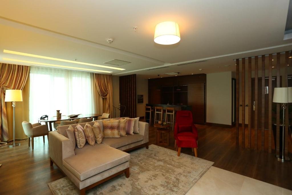 Сьюит (One-Bedroom King Suite with Jetted Tub - Smoking) отеля Holiday Inn Ankara - Cukurambar, Анкара