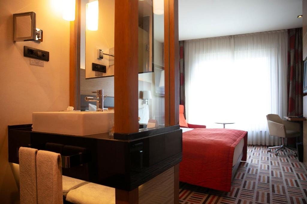 Двухместный (Улучшенный номер с кроватью размера «queen-size») отеля Movenpick Ankara, Анкара