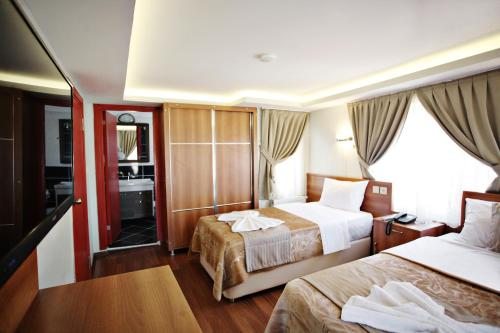 Двухместный (Двухместный номер с 1 кроватью и балконом) отеля Taksim Palace Hotel, Стамбул