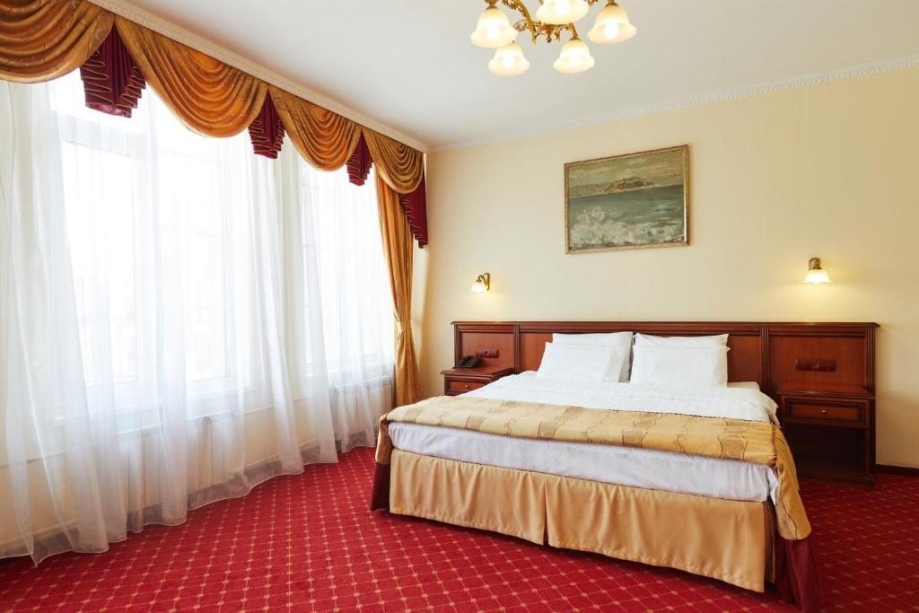 Номер с двуспальной кроватью в гостинице Армения, Тула. Гостиница Армения