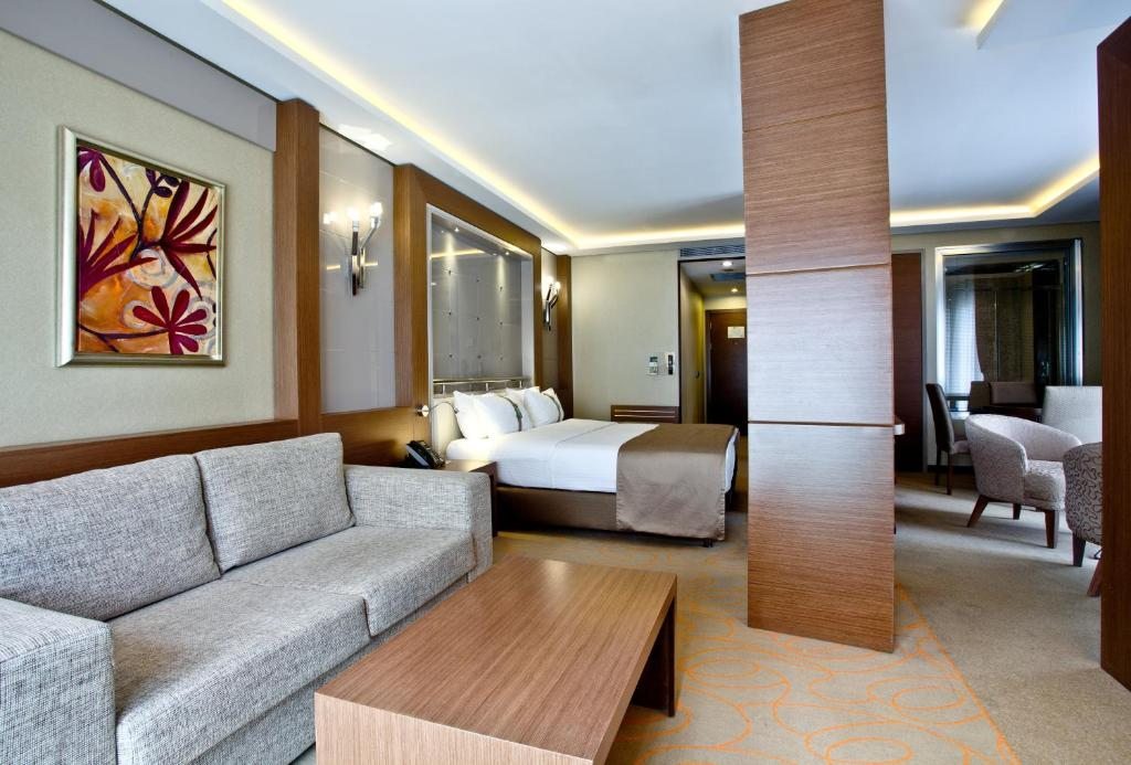 Сьюит (Люкс с кроватью размера «king-size» - Для некурящих) отеля Holiday Inn Ankara-Kavaklidere, Анкара