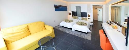 Двухместный (Улучшенный двухместный номер с 1 кроватью или 2 отдельными кроватями и боковым видом на море) отеля Orka Sunlife Resort, Олюдениз
