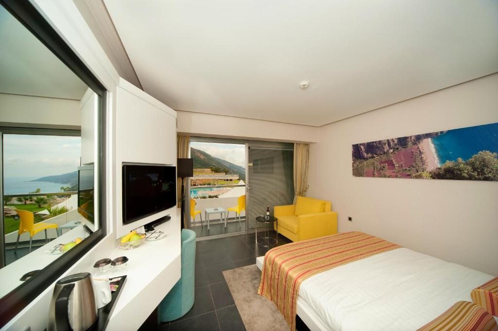 Двухместный (Двухместный номер с 1 кроватью или 2 отдельными кроватями и балконом с частичным видом на море) отеля Orka Sunlife Resort, Олюдениз