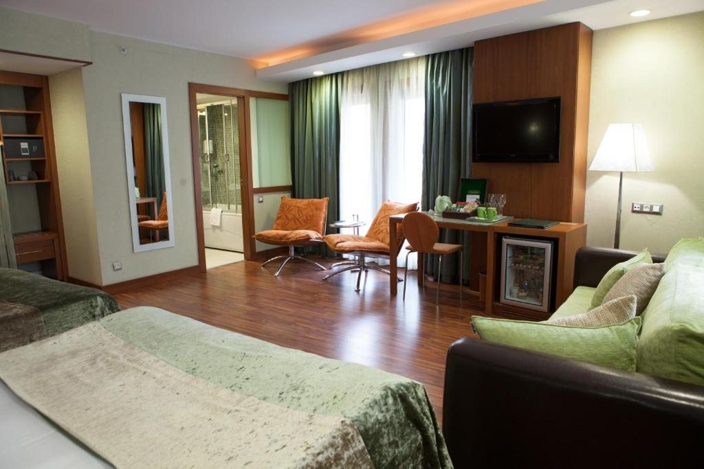 Семейный (Улучшенный семейный номер) отеля Limak Ambassadore, Анкара