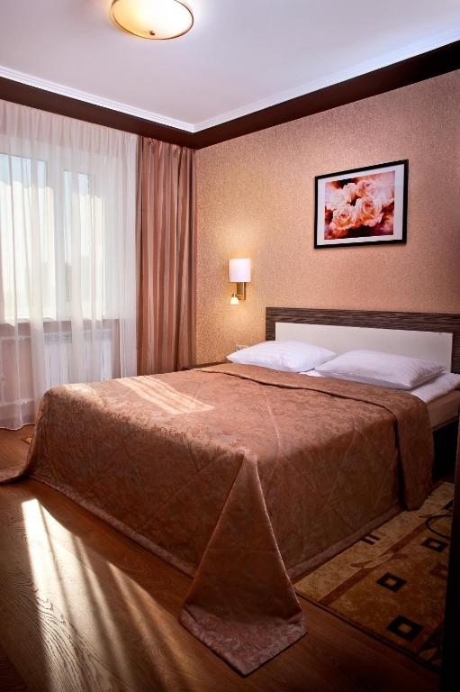 Сьюит (Улучшенный двухместный люкс с 1 кроватью) отеля Горняк, Шахты
