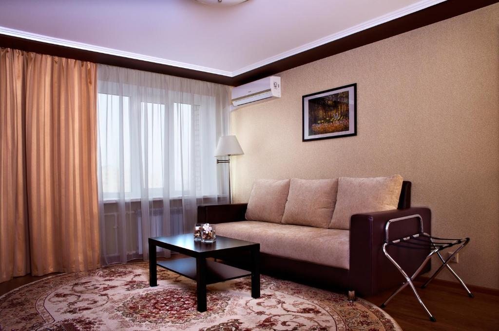 Сьюит (Улучшенный люкс с кроватью размера «king-size») отеля Горняк, Шахты