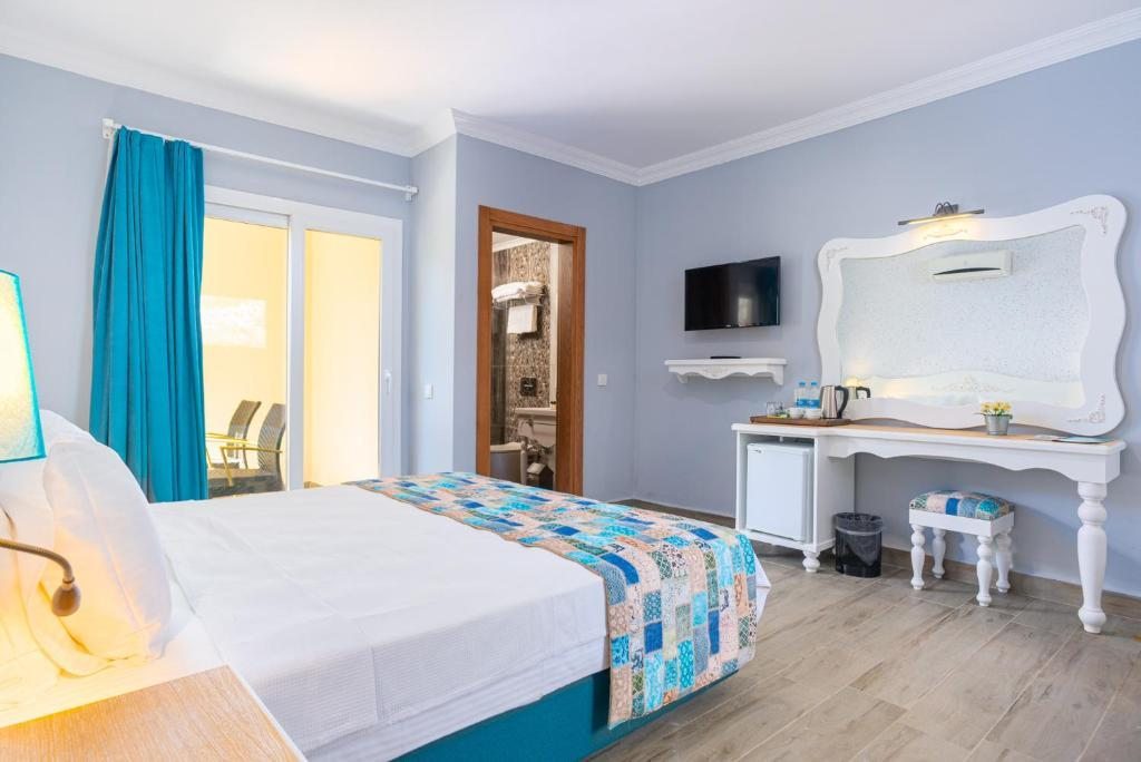 Двухместный (Улучшенный номер с кроватью размера «king-size») отеля Karbel Sun, Олюдениз
