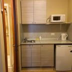 18 кв.м. В номере 2 раздельные кровати, удобства, кухня, холодильник, чайник, микроволновая печь.