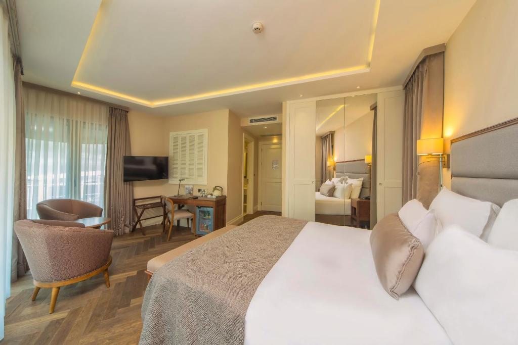Сьюит (Полулюкс Делюкс с гидромассажной ванной и собственной террасой) отеля Hotel Morione & Spa Center, Стамбул