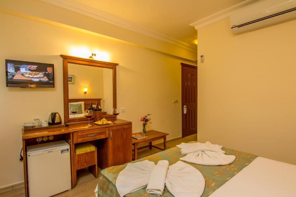 Двухместный (Двухместный номер с 1 кроватью или 2 отдельными кроватями и видом на бассейн) отеля Unsal Hotel, Олюдениз